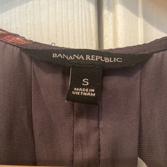 Banana Republic floral v neck top - Picture 3 of 4